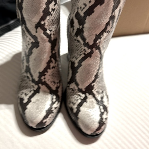 Aldo Boots size 6.5  (37) Snake skin design New Leather 3.75” heels Black Grey - Picture 3 of 12